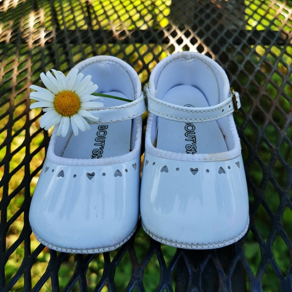 Vintage Zeddy White Faux Patent Leather Baby Shoes with Heart Cut Outs ~ Size 3 - Picture 1 of 16